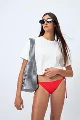 Bottom de bikini rojo con tirantes finos regulables a los costados.