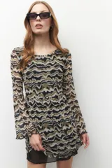 Vestido corto de microtul estampado con diseño de ondas en tonos negro, beige y marrón. Tiene forro y mangas acampanadas.