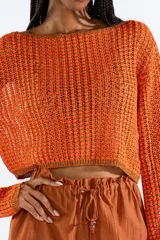 Sweater crop de manga larga tejido con hilos metalizados que aportan brillo, con escote bote amplio.