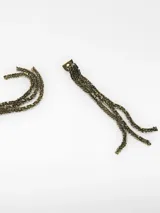 Pendientes largos colgantes compuestos por múltiples cadenas finas de metal dorado, con cierre de broche.