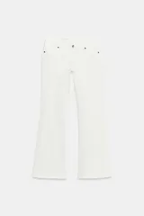 Jeans de tiro bajo y corte bootcut color blanco, con diseño de cinco bolsillos, trabillas para cinto y cierre frontal con cremallera y botón metálico.