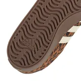 Championes urbanos Adidas modelo VL Court 3.0, con diseño de estampado animal print en tonos marrones. Presenta las icónicas tres bandas laterales en color crema, cordones marrones y suela de goma en tono marrón oscuro.