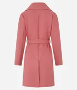 Saco largo negro confeccionado en polivelour, con solapas en el cuello, trabillas en los laterales de la cintura y cinturón franja de tejido.