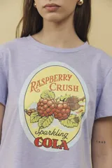 Remera lila con estampado de frambuesas y texto "Raspberry Crush Sparkling Cola".