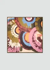 Pañuelo cuadrado de poliéster con estampado colorido de círculos concéntricos abstractos.