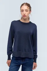 Sweater azul marino de tejido de punto con cuello redondo y mangas largas. Presenta pequeños apliques brillantes en el frente y la espalda.