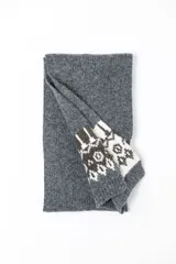 Bufanda de punto color gris con diseño de guarda nórdica en los extremos en tonos blanco y marrón.