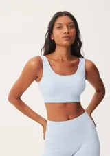 Top deportivo de tejido acanalado sin costuras, con escote redondo y diseño ajustado al cuerpo.