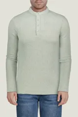 Remera de manga larga en tejido de algodón, con cuello redondo y cierre frontal parcial con botones.