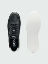 Zapatillas Boss de cuero negro con cordones al tono, suela de goma blanca y detalle de logo en el lateral y la lengüeta.
