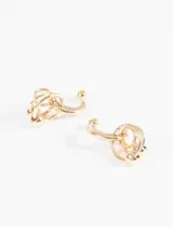 Par de caravanas plateadas con diseño de triple aro entrelazado, barra curva y esfera colgante.