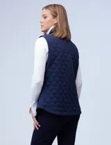 Chaleco negro capitoneado con cuello con solapa, abertura central con botones y bolsillos delanteros.