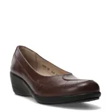 Zapato de cuero color marrón con taco cuña bajo y suela de goma negra. Presenta costuras decorativas en la parte frontal y un diseño de corte clásico.