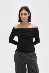 Top manga larga de viscosa color negro, con diseño strapless y detalle de frunces en la parte superior del escote.