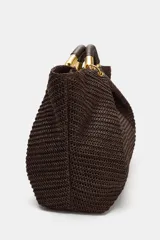 Maxi bolso color marrón con efecto rafia, doble asa de mano rígida con detalles metálicos dorados y cierre con botón imantado.