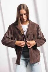 Chaqueta de gamuza marrón oscuro con cuello solapa, cierre frontal anudado y flecos largos en los hombros y mangas.