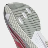 Championes de running Adidas Adizero SL 2, color crema con tres franjas laterales en color fucsia. La mediasuela es blanca con detalles en naranja y lleva la inscripción "LIGHTSTRIKE PRO".