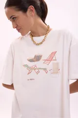 Remera blanca de manga corta, corte oversize, con estampa colorida de motivos marinos y botánicos en el frente.