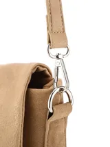 Bandolera Terrano rectangular de color dorado, con tapa frontal amplia, correa larga regulable con hebilla y detalles metálicos plateados.
