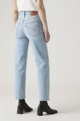 Jean de corte recto y tiro alto, con diseño de cinco bolsillos y cierre frontal con botones. Presenta un lavado claro y acabado clásico.