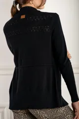 Cárdigan de punto negro con solapa ancha y mangas largas, de calce ajustado al cuerpo.