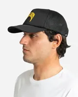 Gorro trucker negro con diseño de malla en la parte trasera y visera curva. Presenta un estampado frontal en color amarillo con tipografía estilo gótico que dice "Mayhem".