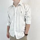 Camisa de manga larga blanca con rayas verticales grises y celestes, cuello italiano y corte semi entallado.