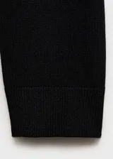 Cardigan de punto fino color negro, con cuello en pico, diseño recto y manga larga. Es una prenda abierta sin cierre, ideal para usar como capa ligera.