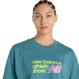 Remera cropped de corte oversize, color verde azulado, con cuello redondo y estampado gráfico frontal con el logo de la marca en tonos amarillo neón y rosado.