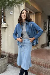 Falda de jean largo midi con cortes en diagonal y vuelo evasé.