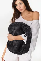 Bolso tipo hobo de cuero marrón oscuro, con diseño trenzado y asa integrada al hombro.