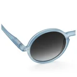 Lentes de sol Izipizi Sun G, con montura redonda celeste y patillas flexibles color verde claro. Cristales grises categoría 3 con protección 100% UV.