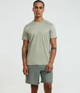 Bermuda deportiva masculina de corte holgado, color negro, con cintura elástica y cordón ajustable. Presenta un diseño minimalista con bolsillo trasero.