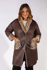 Tapado de cuero sintético color marrón con interior y detalles de piel sintética con estampado animal print de leopardo en cuello, puños y bolsillos frontales. Cuenta con cierre frontal de dos botones.