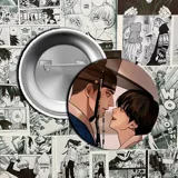 Pin metálico con ilustración de dos personajes masculinos de la serie "Pintor nocturno".