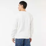 Buzo de cuello redondo confeccionado en felpa perchada, de corte estándar y diseño liso en color blanco.