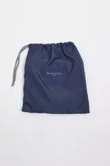 Short de baño Brooksfield de color rojo, con cintura elástica y cordón ajustable. Cuenta con bolsillos laterales, un bolsillo trasero y logo bordado en la parte inferior.