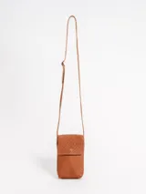 Porta celular de cuero marrón con diseño trenzado y solapa frontal, cuenta con correa larga regulable.