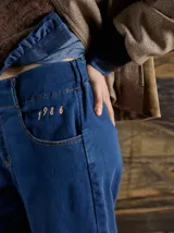 Jean de corte relajado color azul oscuro, con cintura elástica y detalle de bordado con el número 1986 sobre el bolsillo delantero.
