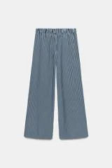 Pantalón de tiro medio con pierna ancha y cintura elástica, confeccionado en mezcla de viscosa con diseño de rayas verticales en tonos mostaza y marrón.