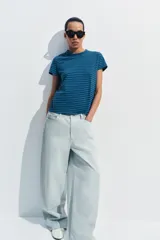 Camiseta de corte slim fit y diseño a rayas horizontales, con cuello redondo y mangas cortas.
