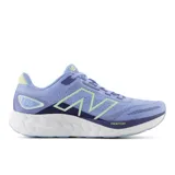 Championes de running New Balance modelo 680 V8, color lila con detalles en verde claro y blanco. Presentan una malla técnica transpirable en el empeine, entresuela con tecnología Fresh Foam de doble densidad para una amortiguación superior y suela de caucho para mayor tracción.
