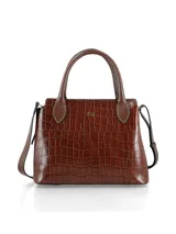 Cartera de mano tipo tote con textura efecto cocodrilo en color marrón chocolate. Cuenta con doble asa superior, correa larga ajustable y extraíble, y detalle de logo metálico en el frente.