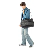 Bolso de mano tipo duffle de cuero negro, con doble asa corta y correa larga regulable con el logo de la marca. Tiene cierre superior y dos bolsillos frontales con cierre.