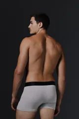 Boxer de algodón con cintura elástica, diseño ajustado y cómodo.