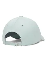 Gorra de béisbol de perfil bajo con panel frontal sin estructura, confeccionada en tejido de punto transpirable. Presenta el logotipo de la marca bordado en el frente y cuenta con una banda interior de satén diseñada para reducir la fricción y la rotura del cabello, además de un cierre trasero ajustable.