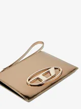 Monedero tipo pouch Diesel color dorado metalizado, con cierre de cremallera, correa de muñeca y logo ovalado metálico en el frente.