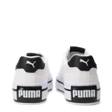 Championes urbanos Puma modelo Court Classic Vulc con plataforma, color blanco con detalles en negro. Presentan el logo de la marca en el lateral y en la lengüeta, con cierre de cordones y suela de goma elevada.