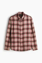 Camisa de viscosa suave con diseño a cuadros en tonos rojo y marrón, de manga larga con puños abotonados, cuello inglés y corte relajado.