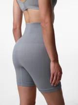 Short modelante de tiro alto con diseño seamless y textura acanalada. Confeccionado en microfibra, ofrece compresión localizada en la zona de la cintura para un efecto estilizante y una sujeción firme pero cómoda.